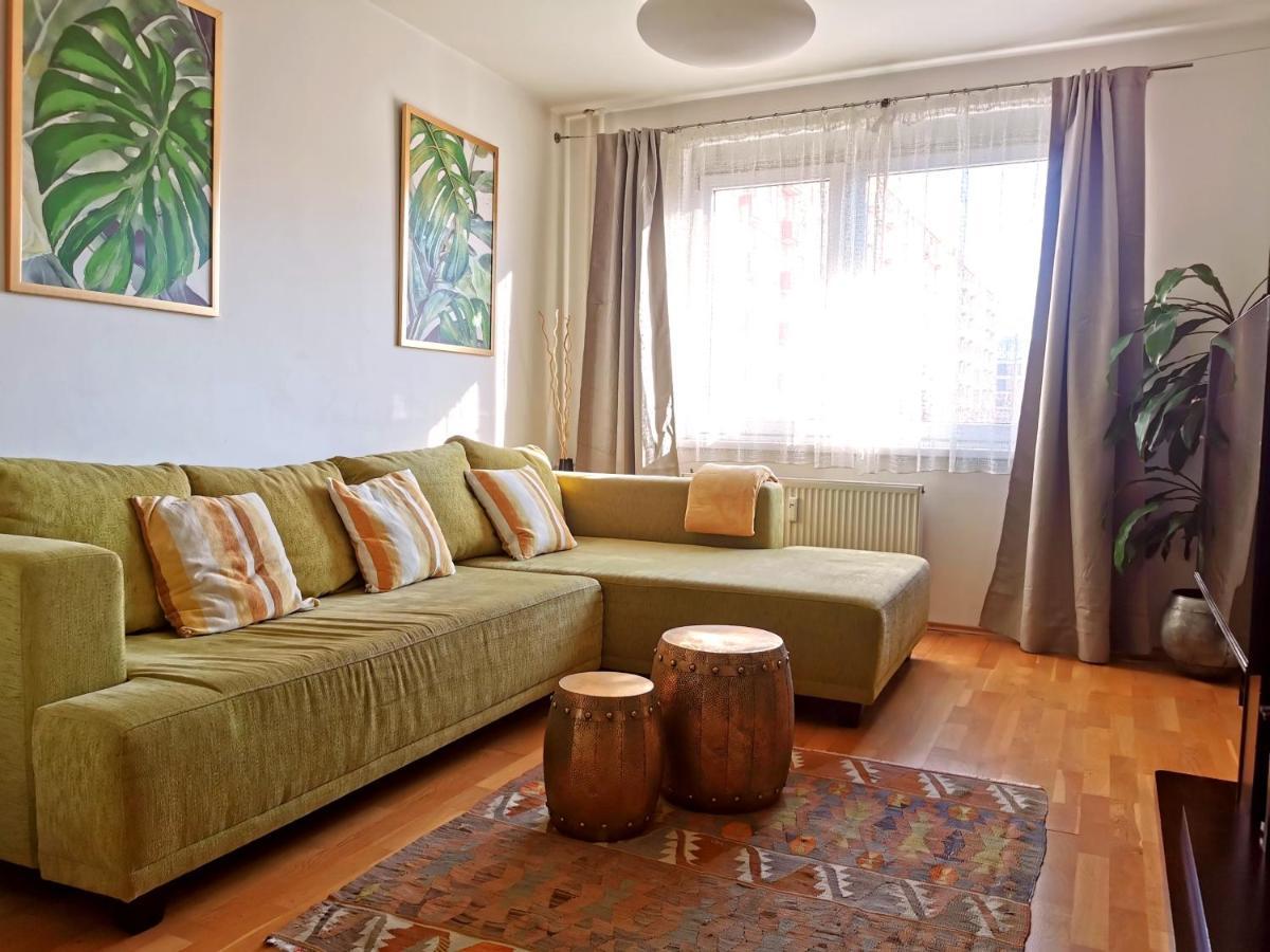 Cozyhome Retro Apartment Bratislava Bagian luar foto