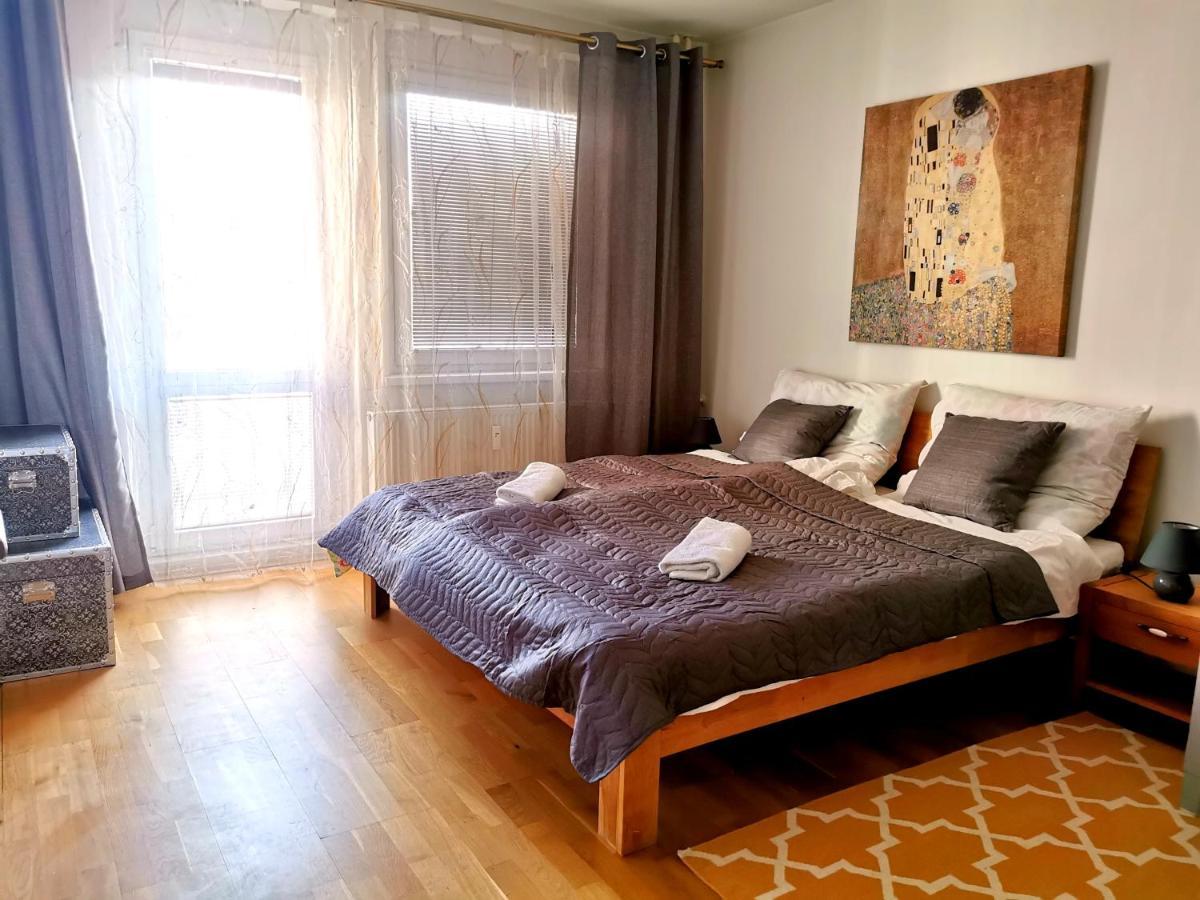 Cozyhome Retro Apartment Bratislava Bagian luar foto