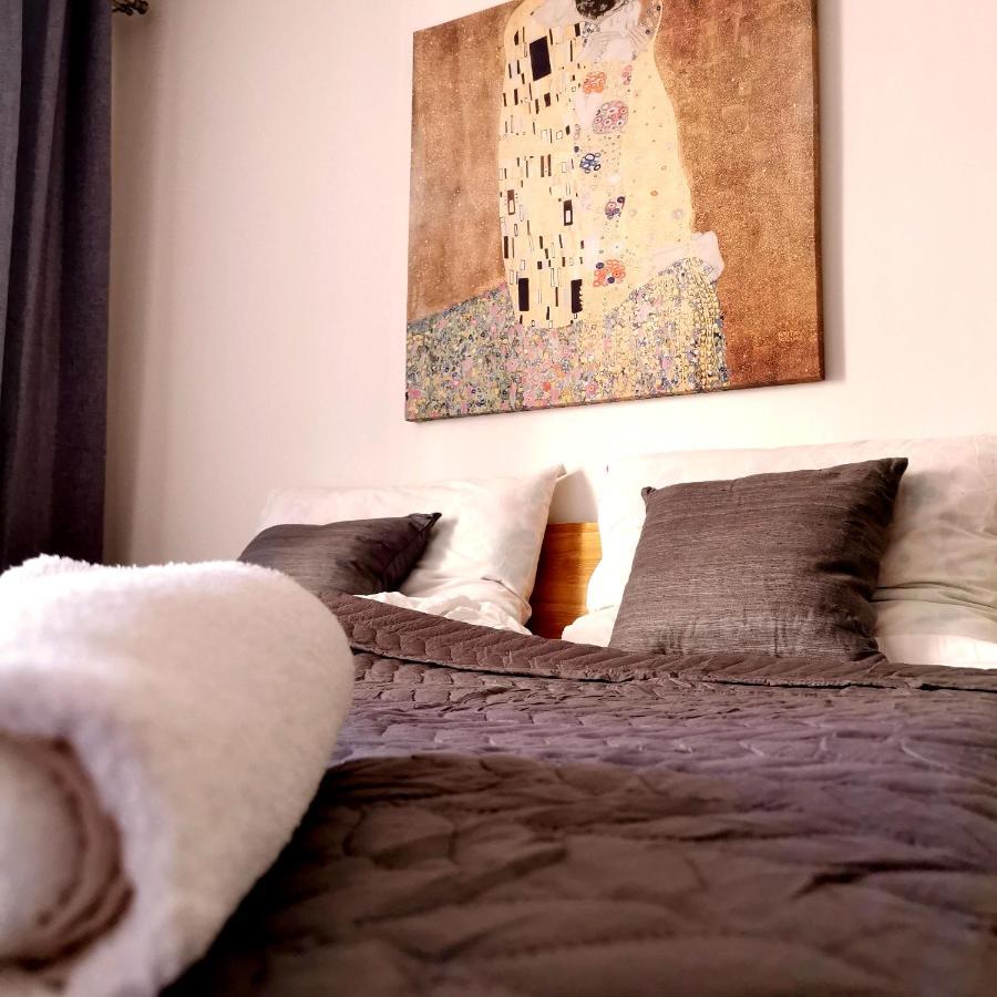 Cozyhome Retro Apartment Bratislava Bagian luar foto
